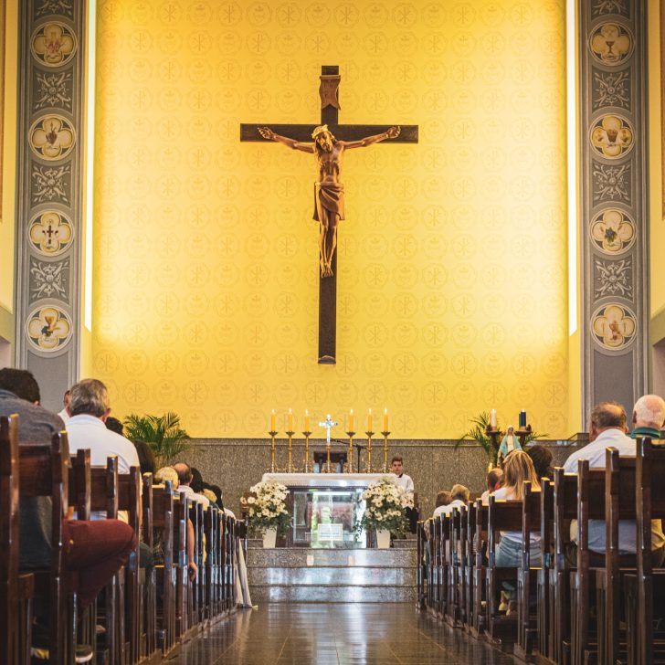 How to Convert a Catholic to Christianity (& 10 Bible Verses to support it)